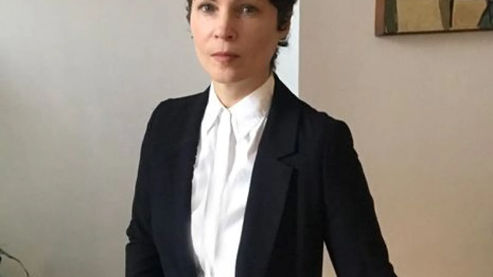 Leah DeVun headshot